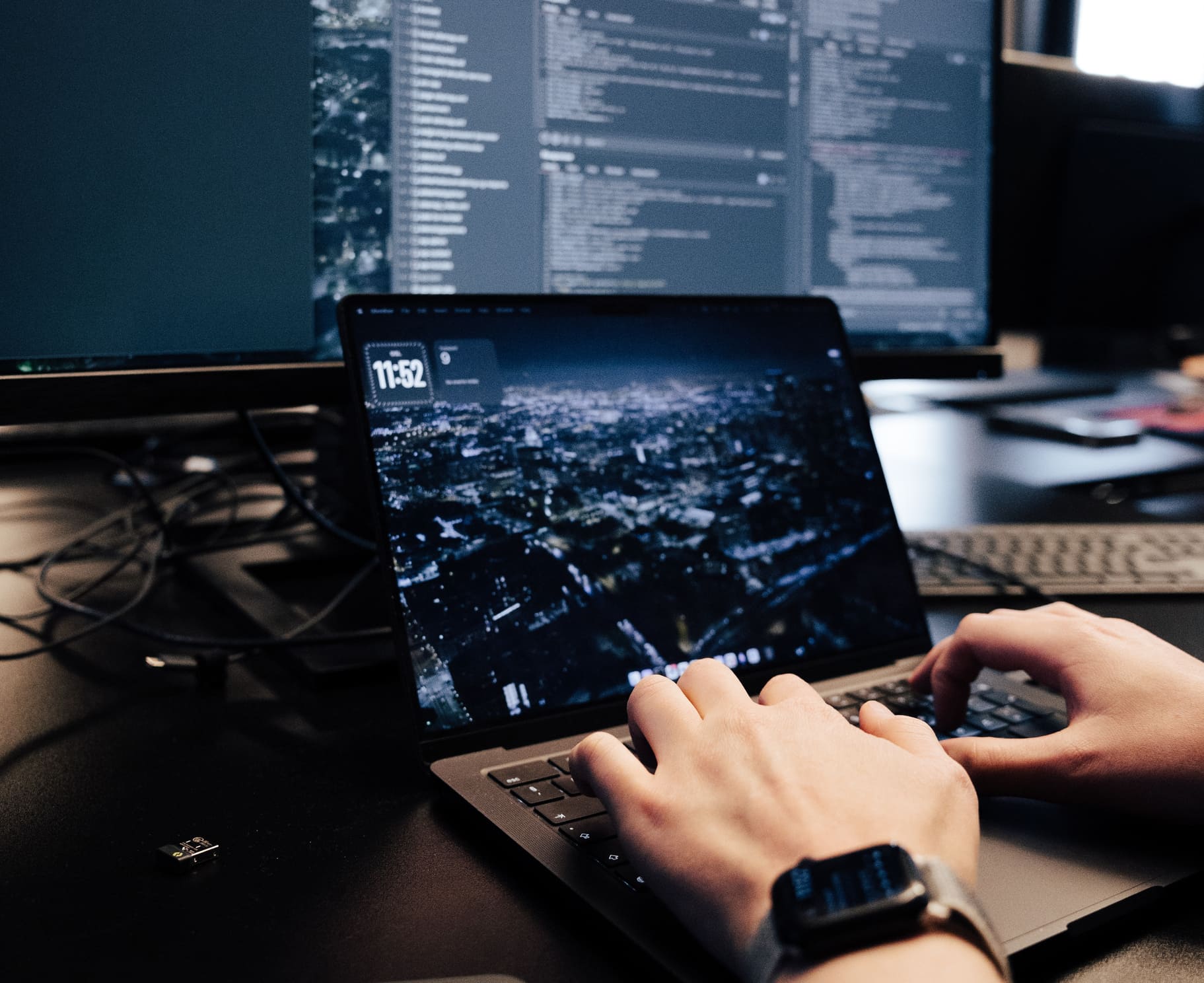 Kontormiljø med ansatte foran datamaskiner – illustrasjonsbilde til tema om sosial manipulering.