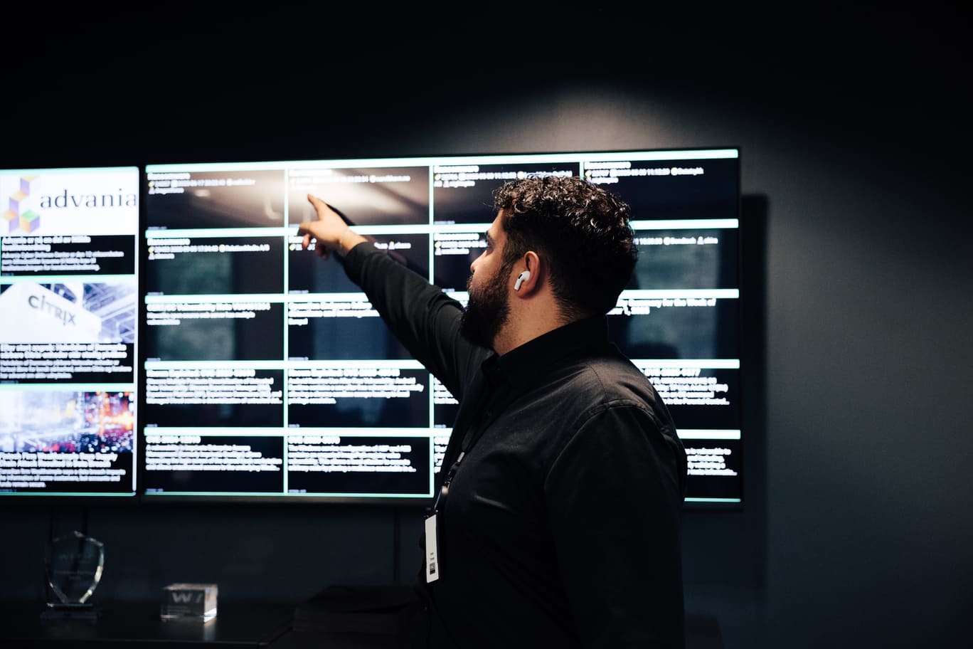 Kontormiljø med ansatte foran datamaskiner – illustrasjonsbilde til tema om sosial manipulering.